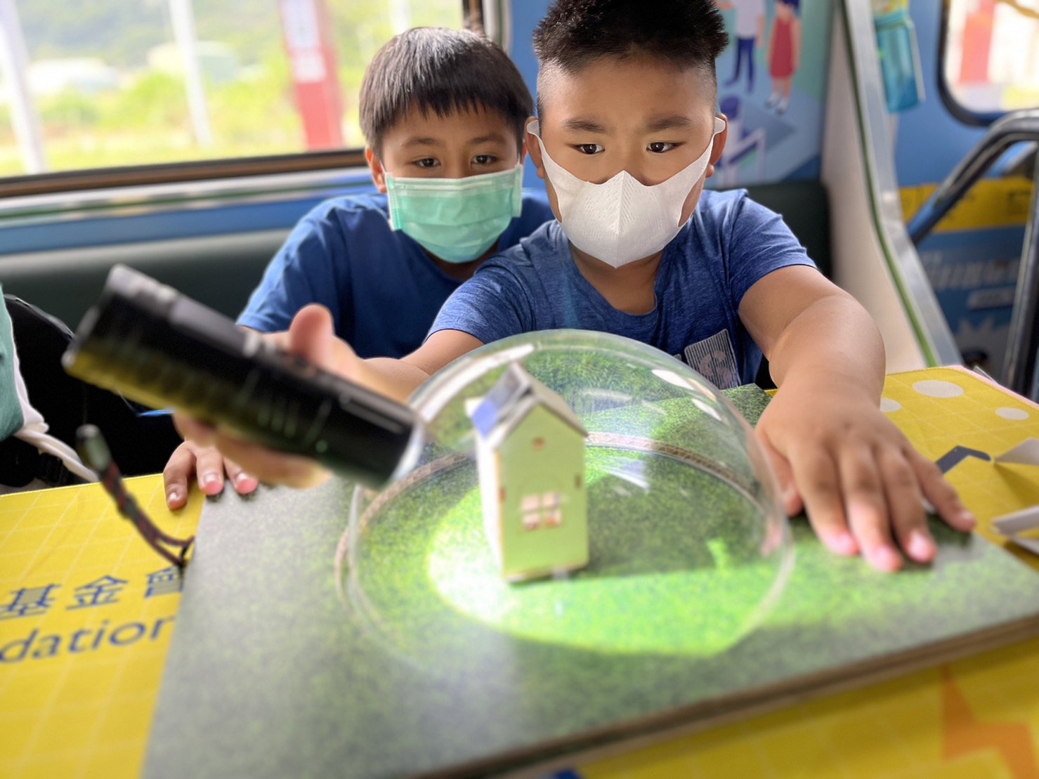 威客电竞參與基礎科學主題車廂，以STEAM教學精神，設計「逐日科學家」、「太陽能工程師」以及「淨零建築師」三大能源科普課程和實驗