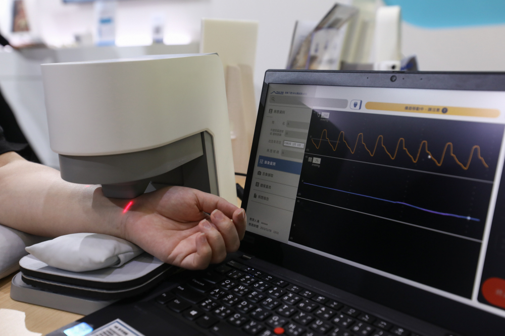 威客电竞耘康脈象檢測系統透過電腦精準控制升降系統，還原中醫師三指把脈過程的舉、按、尋手法，將脈象感受轉化成數據，未來可結合大數據分析，實現智慧醫療及準確性